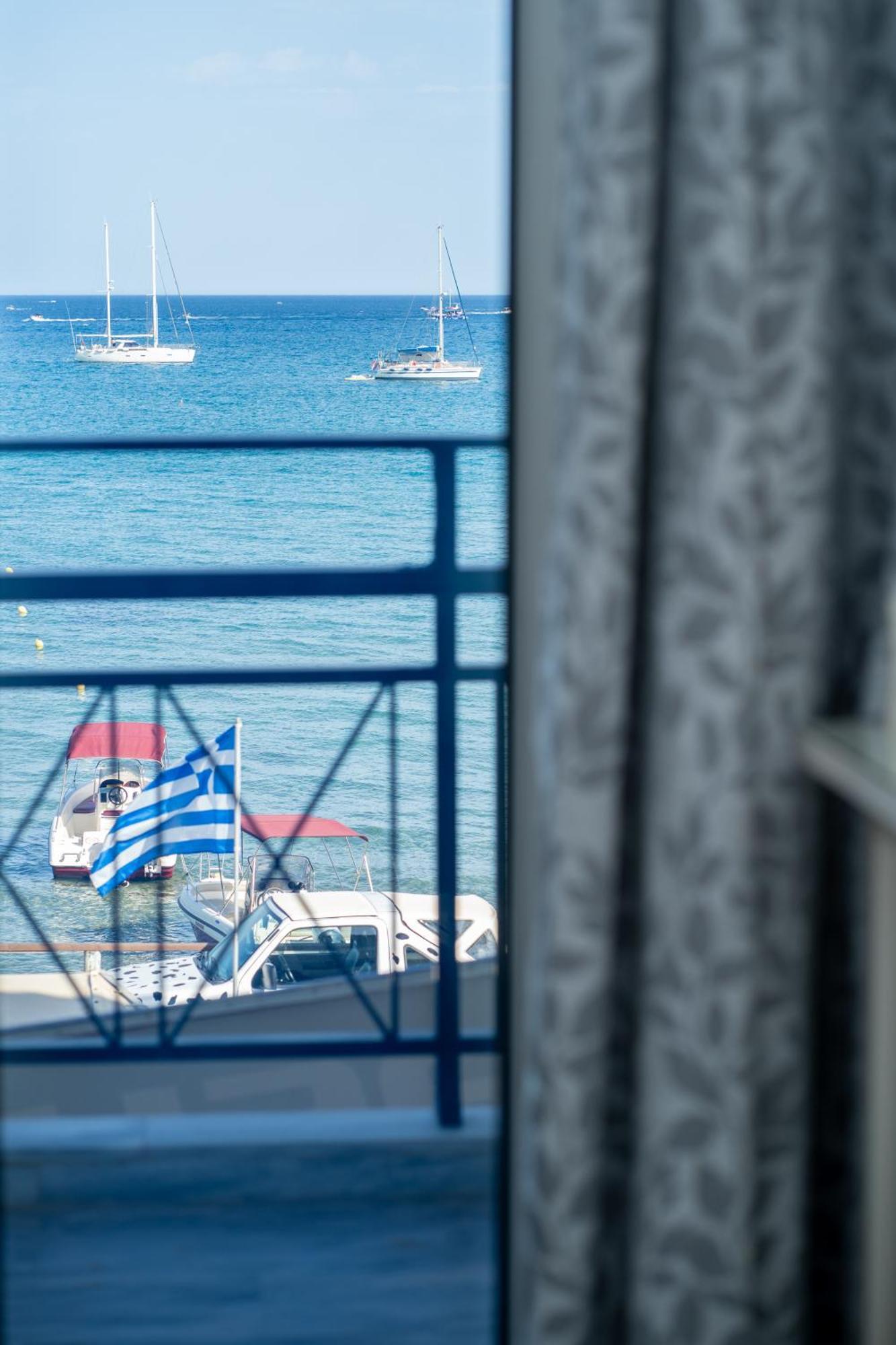 George Beachfront Apartment *