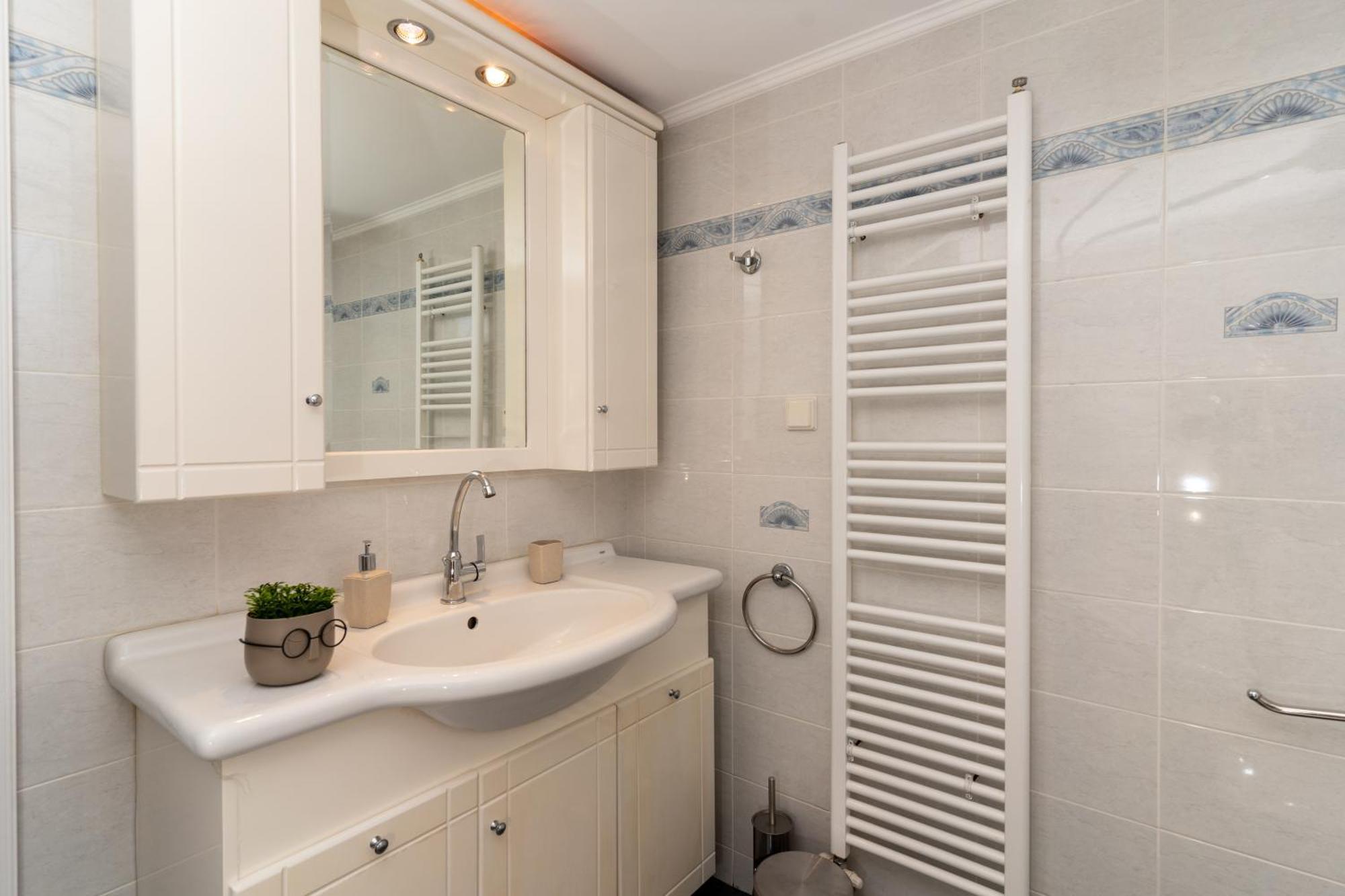 George Beachfront Apartment *